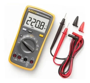 Multimetro Fluke 15b Fluke 15B+ – Mi recomendación para trabajo profesional
Lo que me gusta:
Robusto.
Fácil de usar.
Pantalla grande.
Muy buena seguridad.
Especificaciones destacadas:
1000 V AC/DC.
40 MΩ.
4000 cuentas.
CAT III 1000 V.
Mi opinión:
He trabajado con distintos instrumentos y Fluke sigue siendo una de las marcas que más confianza me inspira para trabajo industrial y mantenimiento.